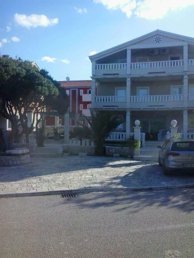 Guesthouse Villa Jurisic Новаля Екстериор снимка
