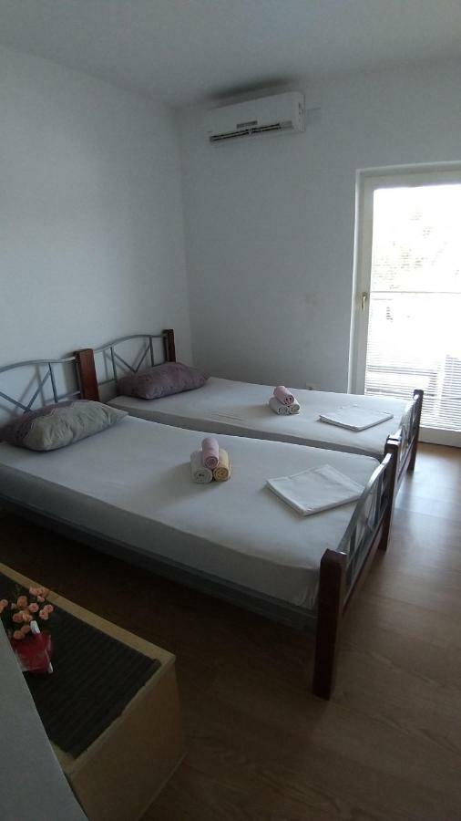 Guesthouse Villa Jurisic Новаля Екстериор снимка