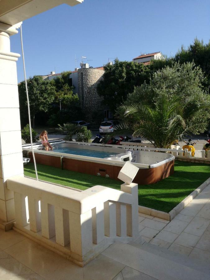 Guesthouse Villa Jurisic Новаля Екстериор снимка
